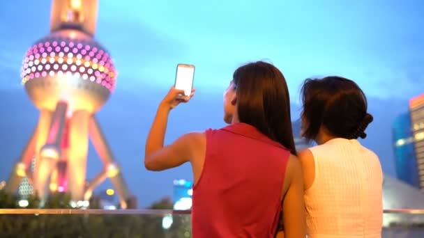 Shanghai Kina turister tar foto med smart telefon av Oriental Pearl — Stockvideo