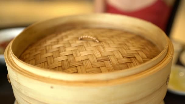 Asiatische Küche - typisch shanghai chinesisches Essen xiao long bao Suppe gefüllte Knödel — Stockvideo