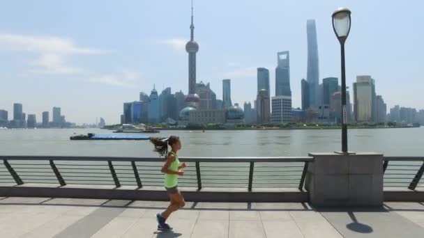 Mujer asiática corriendo en la ciudad de Shanghai, China — Vídeo de stock