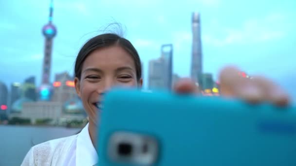China-Reise Asiatische Touristin macht Handy-Selfie auf dem Bund Shanghai — Stockvideo