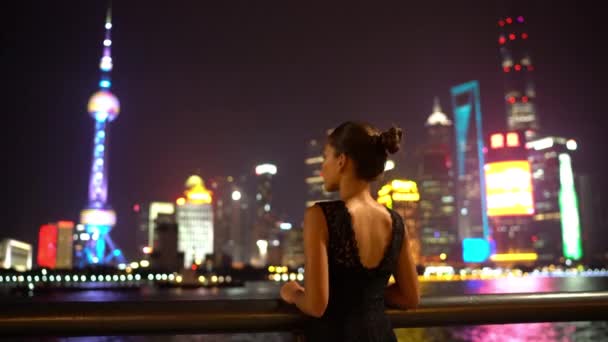 Елегантна азійка у вечірньому одязі, відпочиваючи біля річки Бунд у Шанхаї. — стокове відео