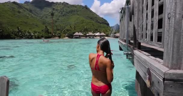 Путешествующая роскошная женщина принимает душ на улице в бикини в курортном отеле во время путешествия — стоковое видео