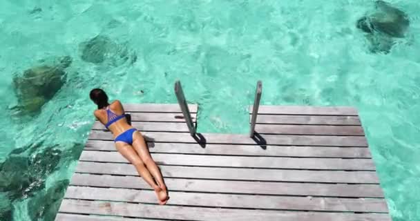 Молодая женщина отдыхает в отпуске — стоковое видео