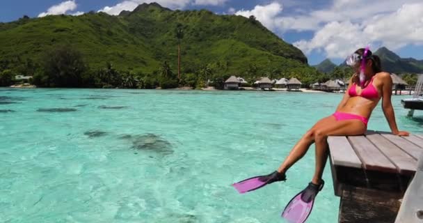 타히티 스노 클은 프랑스령폴리네시아 바다의 산호초에서 스노클링을 하는 여자 — 비디오