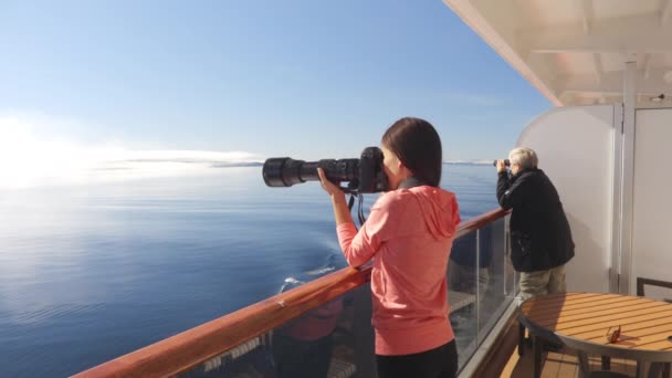 Özel balkon süit kamarasından manzaraya bakan Alaska Buzul Koyu Turistleri. Telelens kamera ve dürbünle. İnsanlar seyahatteyken yaban hayatı seyrediyorlar. — Stok video