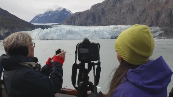 Cruise hajó Alaska Glacier Bay Turisták és fotós nézi Margerie Glacier fényképez sétahajó fotózás. A nyaralás utazó utazók híres úti cél — Stock videók