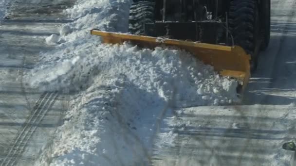 Veicolo da snowplow. Rimozione neve aratro camion pulizia città strada rimozione neve con spazzaneve pesanti attrezzature camion — Video Stock