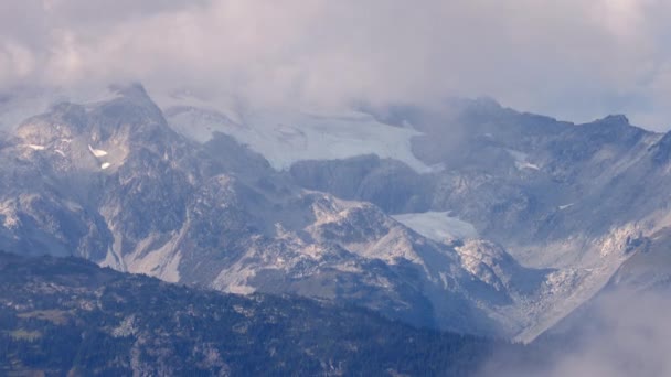 Vista del paisaje glaciar y montañoso de las montañas vistas desde la cima de la montaña Whistler Gondola, BC, Canadá — Vídeo de stock