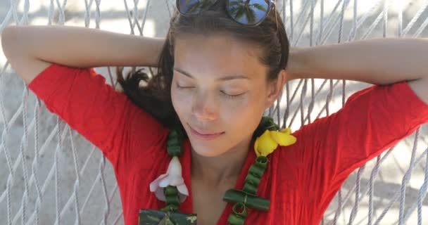 Lyx resa semester - avkopplande kvinna sover på hängmatta i den tropiska solen — Stockvideo