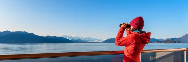 Passagier des Kreuzfahrtschiffs Alaska Glacier Bay blickt im Fernglas auf die Berge Alaskas und erkundet den Glacier Bay Nationalpark, USA. Frau auf Reisen Inside Passage genießt die Aussicht. Banner für Urlaubsabenteuer — Stockfoto