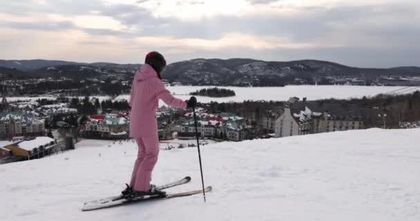 Esqui. Esqui alpino - mulher esquiadora começando a esquiar olhando para a vista da paisagem contra árvores cobertas de neve e esqui no inverno. Mont Tremblant, Quebec, Canadá — Vídeo de Stock
