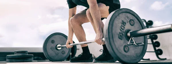 Halterofilismo bandeira panorâmica deadlift de homem apto musculação powerlifting no cabeçalho ginásio ao ar livre. Fisiculturista fazendo exercício de peso barbell com barra pesada — Fotografia de Stock