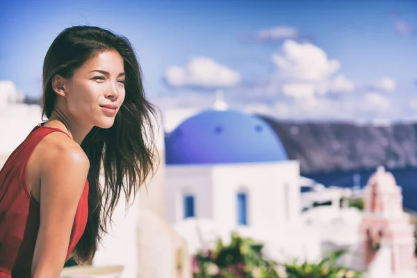 Lujo Europa crucero viaje vacaciones Santorini mujer mirando a la vista. Turista chica asiática relajante en tres cúpulas azules, Oia, Grecia, destino europeo — Foto de Stock