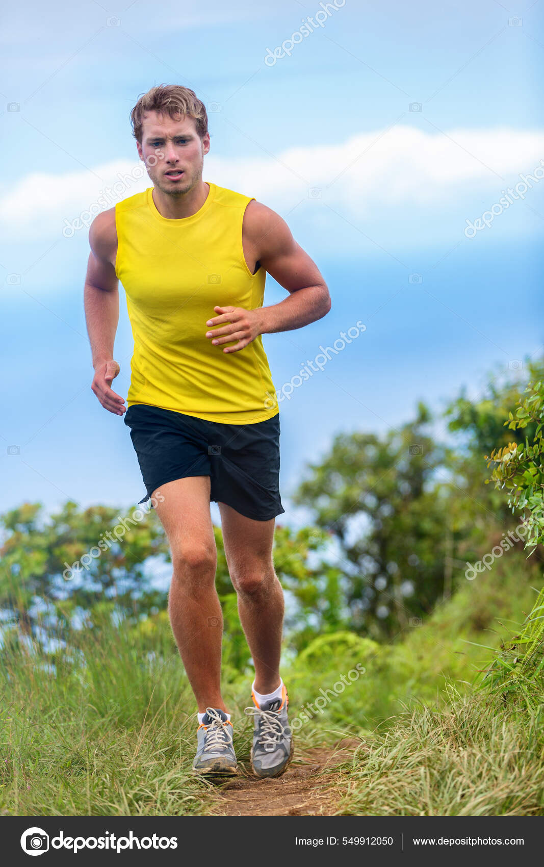 Saludable Running Hombre Entrenamiento En Carretera De Montaña. Jogging  Modelo Masculino De La Aptitud Que Se Resuelve El Entrenamiento Para El  Maratón En El Camino Forestal En El Paisaje Impresionante Naturaleza. Fotos