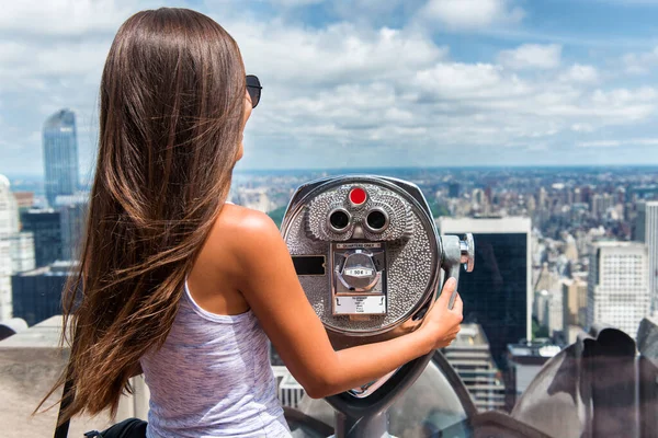 New York City turistické cestování žena při pohledu na panorama s dalekohledem z mrakodrapu střechy budovy. Dívka cestující v USA letní dovolená výlet — Stock fotografie