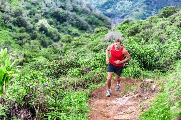 Trail running man runner subiendo en el bosque de montaña. Ultra carrera maratón en Hawái — Foto de Stock