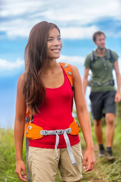 Mujer feliz excursionista pareja de senderismo en la naturaleza en la ruta de senderismo en vacaciones de verano. Saludable estilo de vida joven chica asiática sonriendo disfrutando caminar con el hombre —  Fotos de Stock