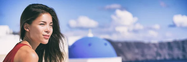 Avrupa seyahati yaz tatili lüks turizm beldesi Asyalı kadın Oia, Santorini, Yunanistan 'da dinleniyor. Popüler Avrupa manzarası manzarası. Panorama Panoraması — Stok fotoğraf
