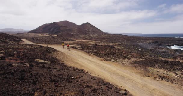 Ciclismo de montaña MTB ciclistas ciclismo en carril bici en la naturaleza — Vídeo de stock