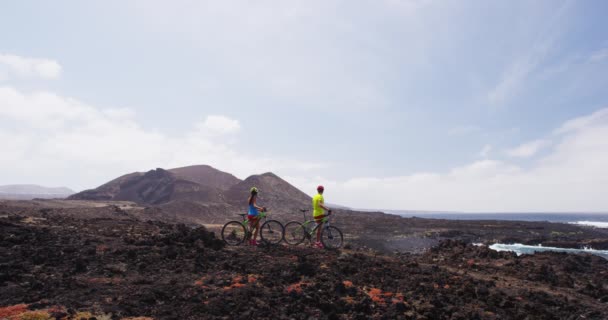 Kolarstwo górskie MTB rowerzystów kobieta i mężczyzna jazda na ścieżce rowerowej w przyrodzie — Wideo stockowe