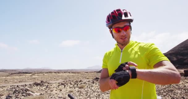 Mountain Biking Man Korzystanie Smartwatch Sports Watch Patrząc na puls Monitor — Wideo stockowe