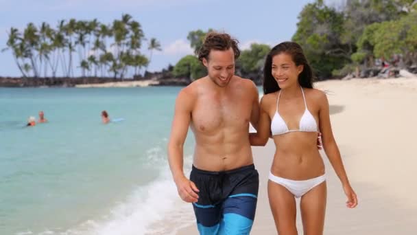 Sexy bronceado interracial pareja caminando en la playa — Vídeos de Stock