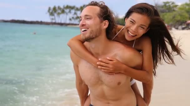 Casal feliz atraente rindo tendo diversão na praia — Vídeo de Stock