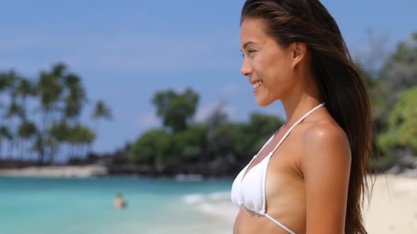 Praia asiática beleza mulher serena relaxante — Vídeo de Stock