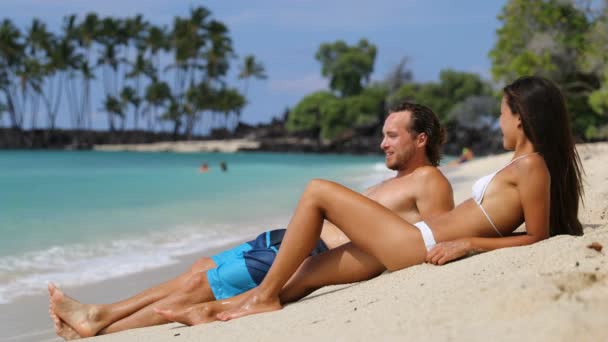 Casal relaxante no bronzeado do sol férias na praia — Vídeo de Stock