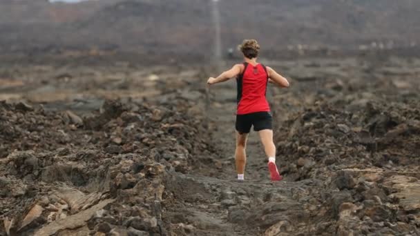 Trilha corredor homem correndo cross-country executar vivendo saudável esportes estilo de vida — Vídeo de Stock