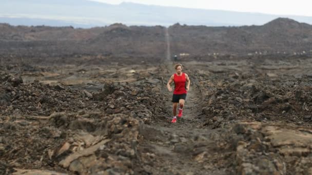 Trail runner - running man trail runner cross country training outdoors for marathon or triathlon. Male athlete working out on Hawaii, Big Island, USA. Triathlete running on trail as preparation — Stock Video
