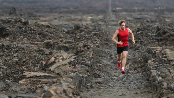 Corredor de senderos corriendo a campo traviesa corriendo entrenando afuera para maratón. Correr atleta masculino haciendo ejercicio como parte de un estilo de vida saludable. Vista trasera que muestra hacia atrás en Big Island, Hawaii, EE.UU. — Vídeos de Stock