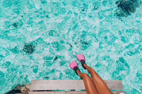 Mulher nadar pés snorkeler brincalhão se divertindo com aletas de snorkel rosa sobre a praia do oceano. Pernas close-up de nadador relaxante no fundo do mar, Feliz viagem de férias para férias tropicais — Fotografia de Stock