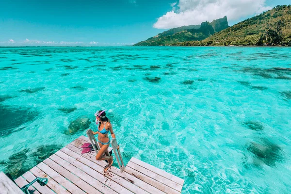 Vacaciones de viaje Snorkeling. Snorkel nadar mujer va a bucear en los arrecifes de coral para la diversión de agua tropical en el complejo con máscara de snorkel, aletas — Foto de Stock