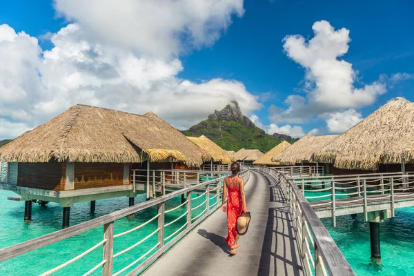 Tahiti πολυτελές ξενοδοχείο μήνα του μέλιτος ταξίδια τουριστική γυναίκα περπάτημα σε πολυτελές θέρετρο σε overwater bungalows βίλες. Άποψη του όρους Otemanu, Bora Bora, Γαλλική Πολυνησία — Φωτογραφία Αρχείου