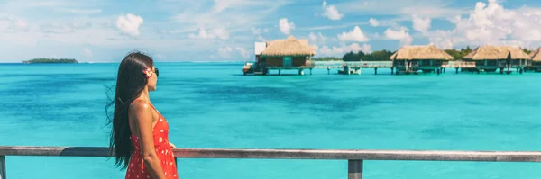 Resort de luxo lua de mel destino de cruzeiro de férias na ilha de Bora Bora, Taiti, Polinésia Francesa. Mulher andando na praia idílica banner cabeçalho paisagem — Fotografia de Stock