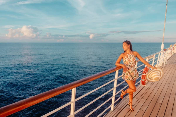 Crucero barco vacaciones viaje lujo Caribe vacaciones turista mujer viendo puesta de sol desde la terraza del balcón. Feliz mujer asiática disfrutando vacaciones — Foto de Stock