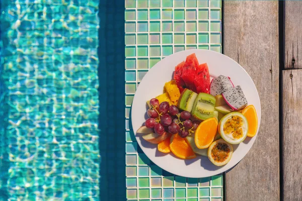 Otelin yüzme havuzu manzaralı tatil yemeği tabağı kahvaltısı. Lüks tatil beldesi yaşam tarzı kahvaltısı — Stok fotoğraf