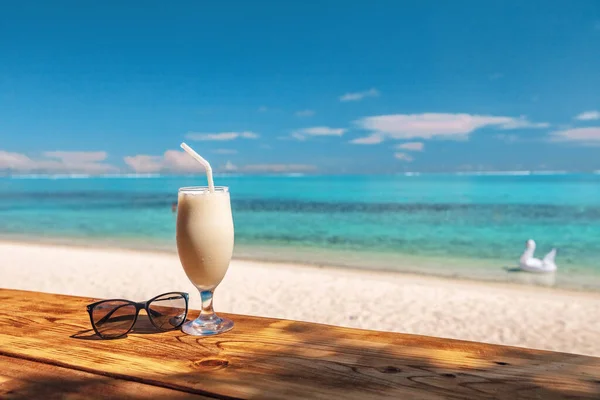 Coconut shake pina colada drink cocktail milkshake at beach bar in Bora Bora island, Tahiti, French Polynesia. Vista mar com leite alto beber vidro na mesa — Fotografia de Stock