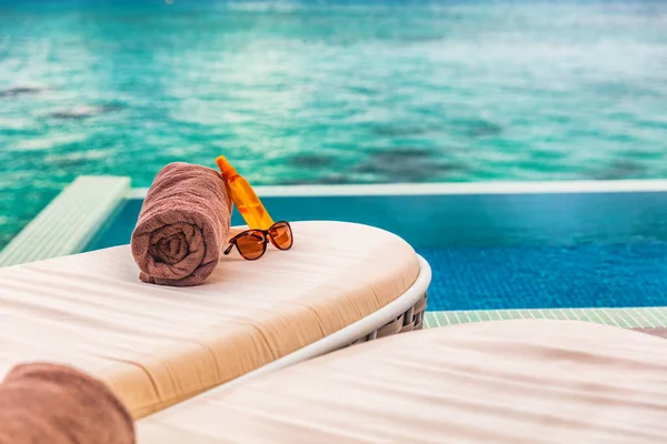 Sonsuz Yüzme Havuzu Oteli. Arka planda güneşlenen otel. Karayipler 'de tatil yapmak için dinlenme yeri. Tropik yaşam tarzı güneş kremi ve güneş gözlüğü — Stok fotoğraf
