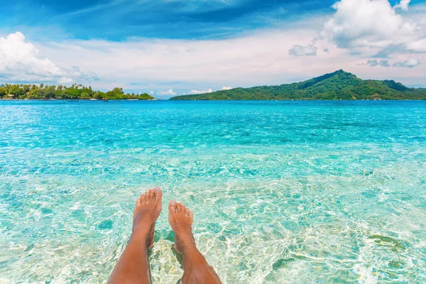 Lazítson láb szelfi nő fekvő türkiz kristályos kék víz Francia Polinézia motu tengerparti nyaralás nyáron. Nő pihentető trópusi utazási cél úszás napozás — Stock Fotó