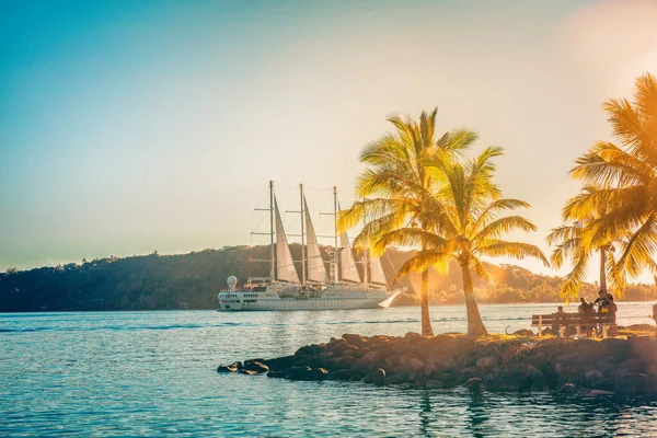 Kreuzfahrtschiff Luxus Reise Landschaft Boot segeln weg in Französisch-Polynesien Tahiti Bora Bora Insel Sonnenuntergang. Flitterwochen berühmtes Reiseziel idyllische tropische Inseln — Stockfoto
