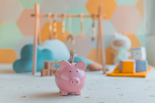 Sparschweine für Kinder. Schwangerschaft Familienplanung Budget. Kosten für ein Kind. Einkaufen Babyspielzeug und Kinderzimmer Dekor Ausgaben. Mutterschaftsgeld — Stockfoto