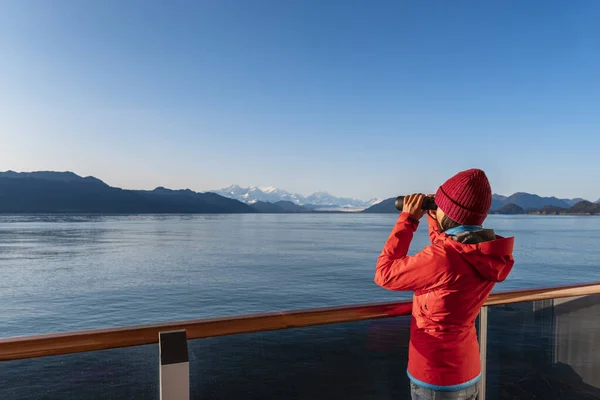 Avventura di vacanza. Passeggero della nave da crociera Alaska Glacier Bay che osserva le montagne dell'Alaska con un binocolo che esplora il Glacier Bay National Park, USA. Donna in viaggio all'interno di passaggio godendo vista — Foto Stock