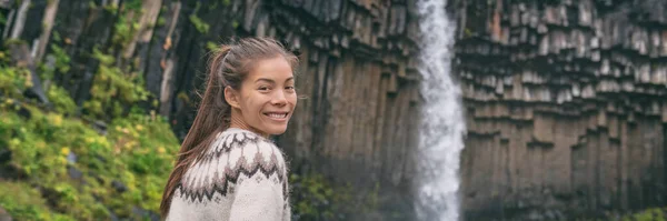 Ritratto di donna in Islanda. Escursionista dalla cascata Svartifoss visita famosa attrazione turistica d'Islanda. Punto di riferimento naturale in vacanza a Skaftafell. Paesaggio naturale islandese. Bandiera panoramica — Foto Stock