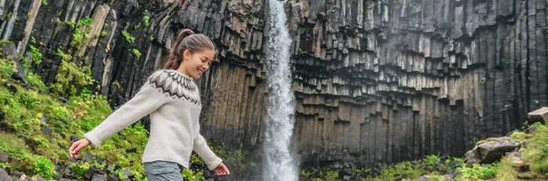 Islandzka natura. Turystyczny spacer na świeżym powietrzu zwiedzanie turystycznym. Turysta cieszący się wodospadem Svartifoss atrakcją turystyczną, Skaftafell, Islandia. Islandzki krajobraz przyrody. Sztandar panoramiczny — Zdjęcie stockowe