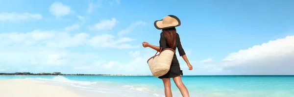 Vacaciones en la playa de lujo turista mujer de viaje caminando en el complejo prístino hotel de vacaciones frente al mar bandera panorámica. Caribe verano escapada estilo de vida — Foto de Stock