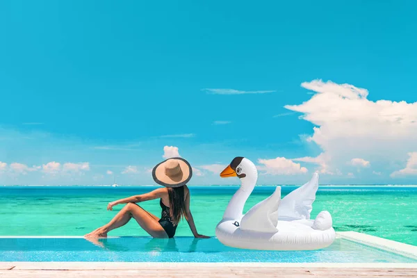 Lujo piscina vacaciones viaje dama sol bronceado relajante en infinito océano balneario con flotante cisne blanco juguete inflable banner panorámico verano fondo —  Fotos de Stock