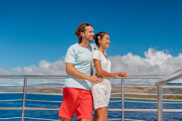 Hawái pintoresco crucero al atardecer tour en barco en Kauai. Mujer asiática y hombre hawaiano pareja turistas —  Fotos de Stock