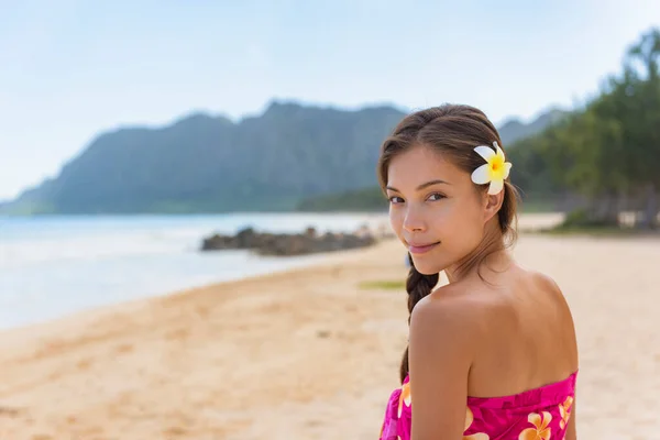 Mulher de beleza asiática retrato na praia havaiana Hawaii viagem de férias. Modelo saudável do cuidado do corpo da pele do verão — Fotografia de Stock